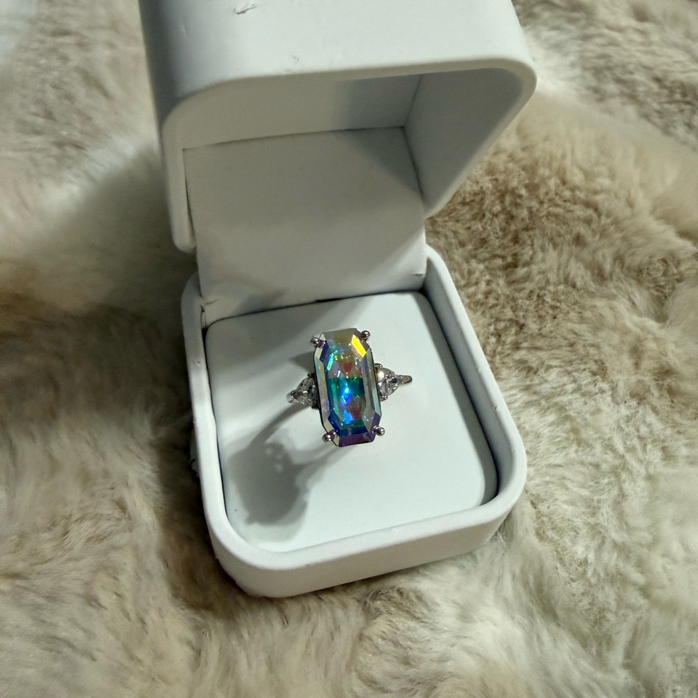 Elegant Silver Women's Ring with Iridescent Stone